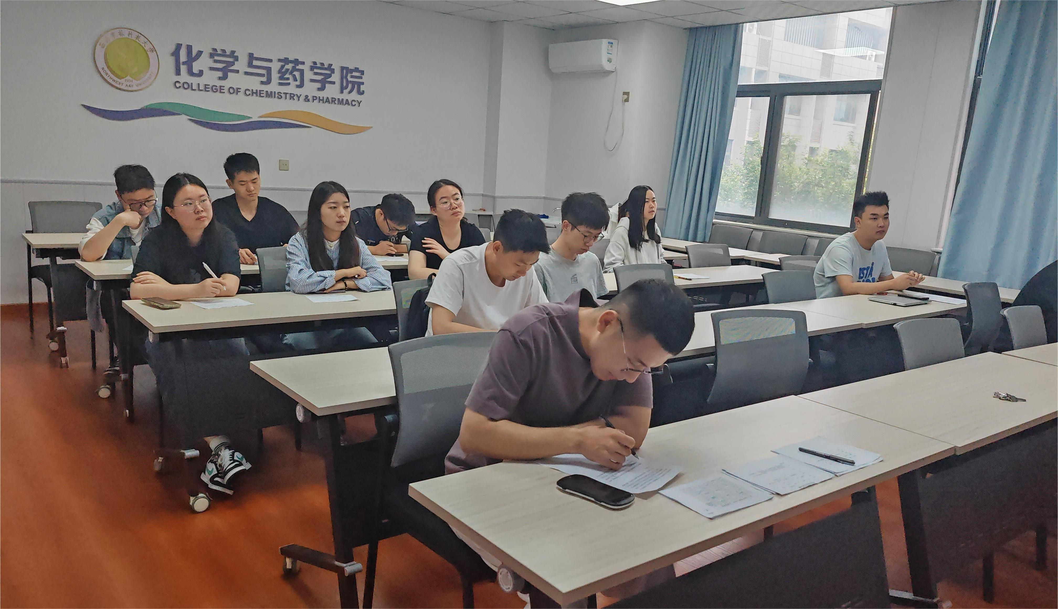 硕士药学一支部开展“深入学习中央八项规定精神，筑牢作风建设思想根基”主题党课